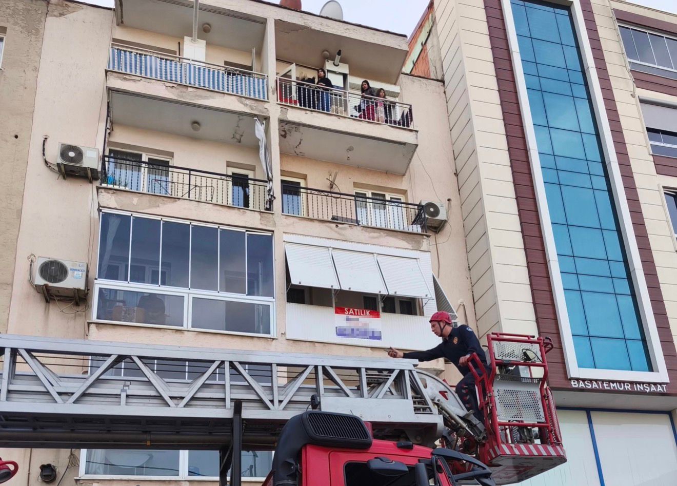Manisa’da çamaşır makinesinden çıkan yangın paniğe neden oldu
