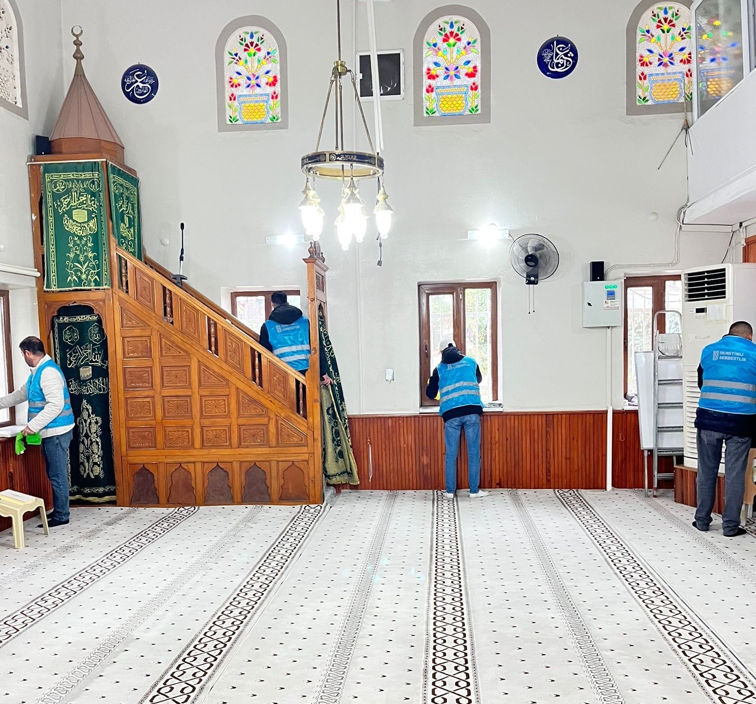 Manisa’da denetimli serbestlik yükümlülerinden camilere ’Ramazan’ bakımı
