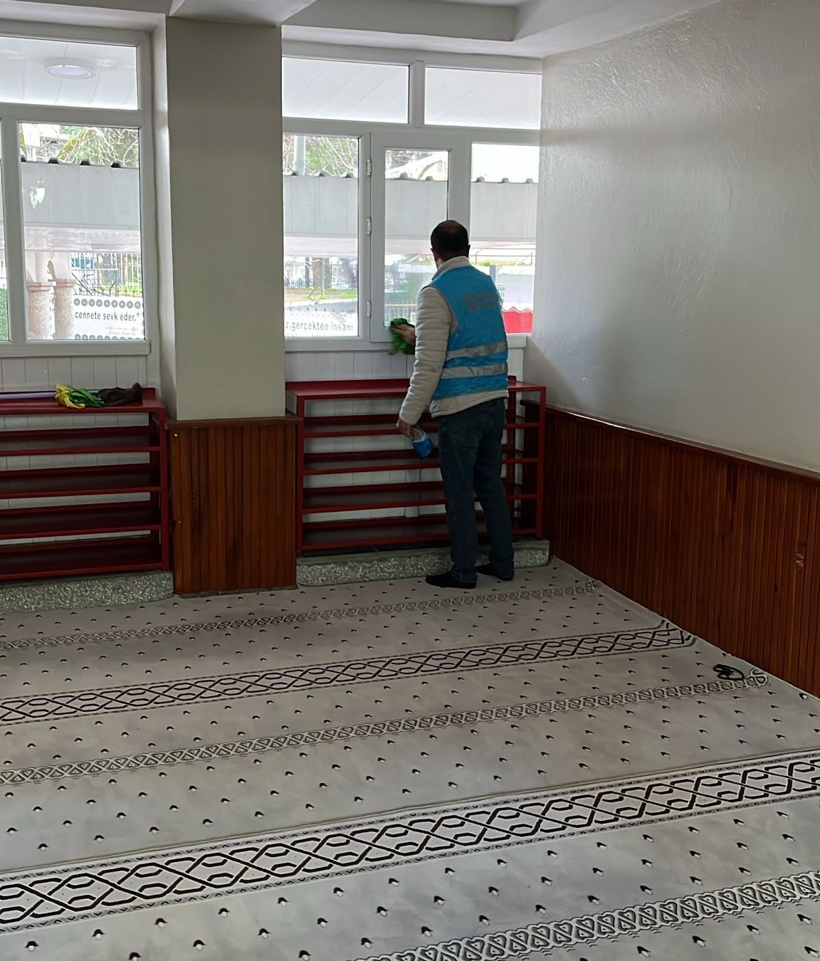 Manisa’da denetimli serbestlik yükümlülerinden camilere ’Ramazan’ bakımı
