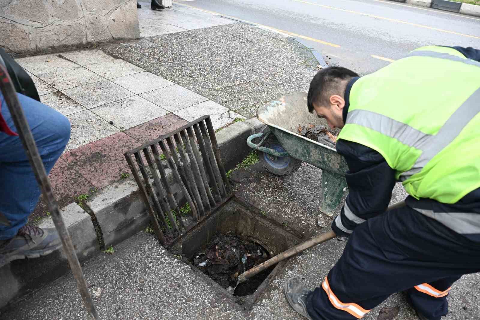 Manisa’da ekipler yağışa karşı sahada
