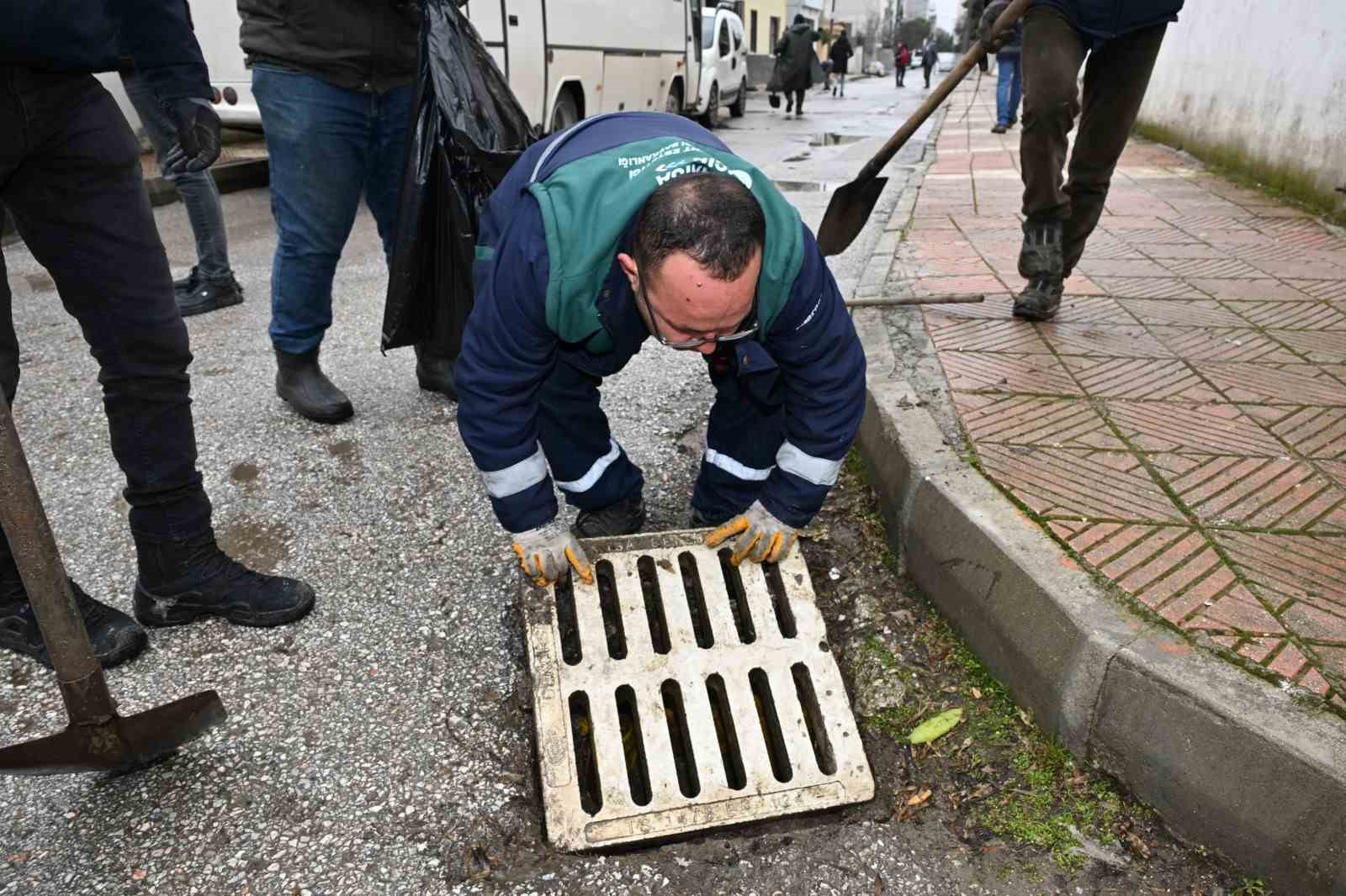 Manisa’da ekipler yağışa karşı sahada
