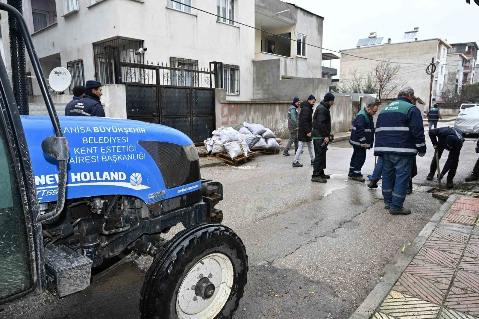 Manisa’da ekipler yağışa karşı sahada
