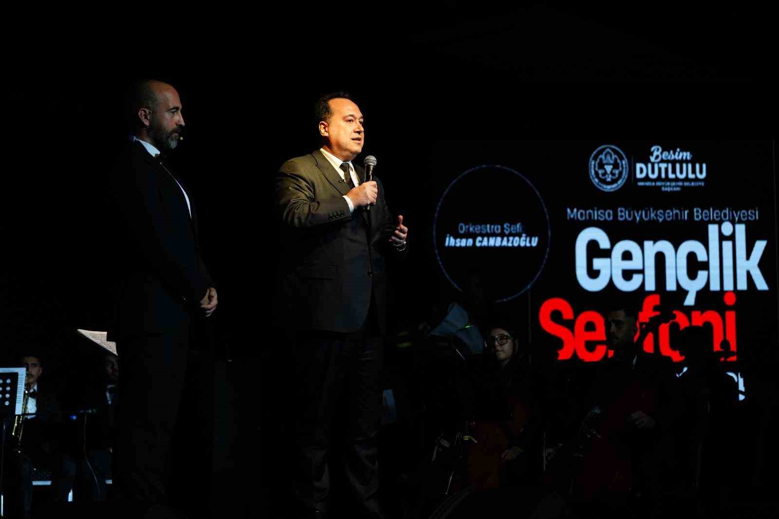 Manisa’da Gençlik Senfoni Orkestrası ilk konserinde büyüledi
