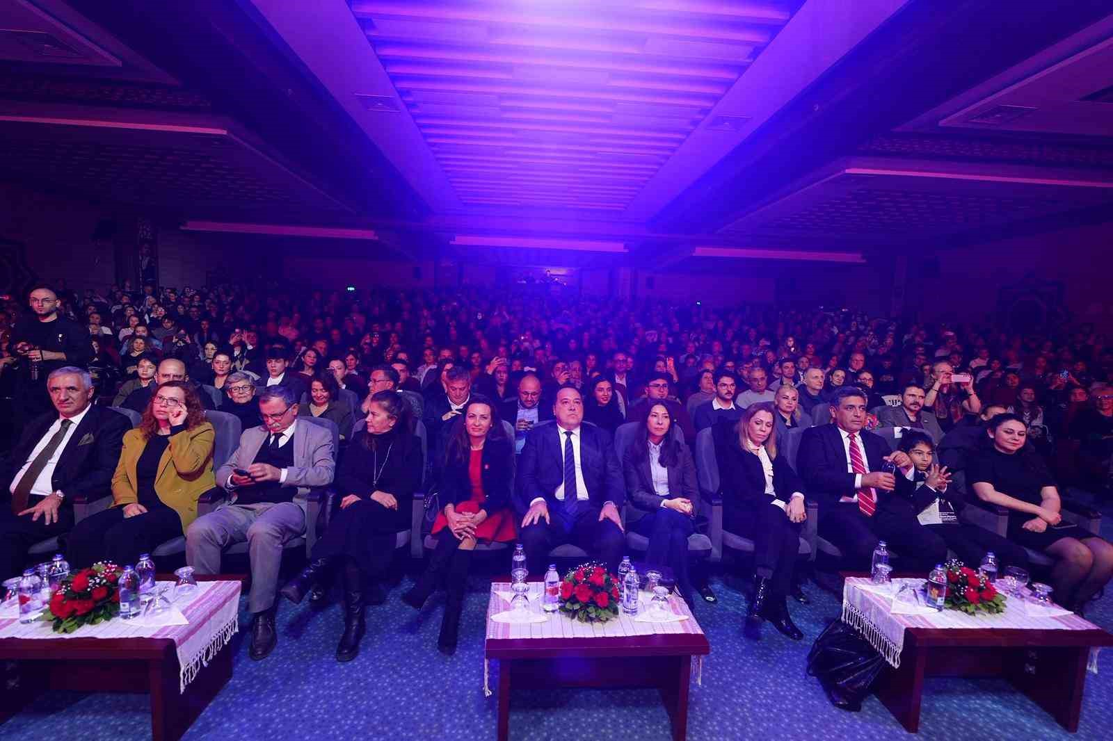 Manisa’da Gençlik Senfoni Orkestrası ilk konserinde büyüledi
