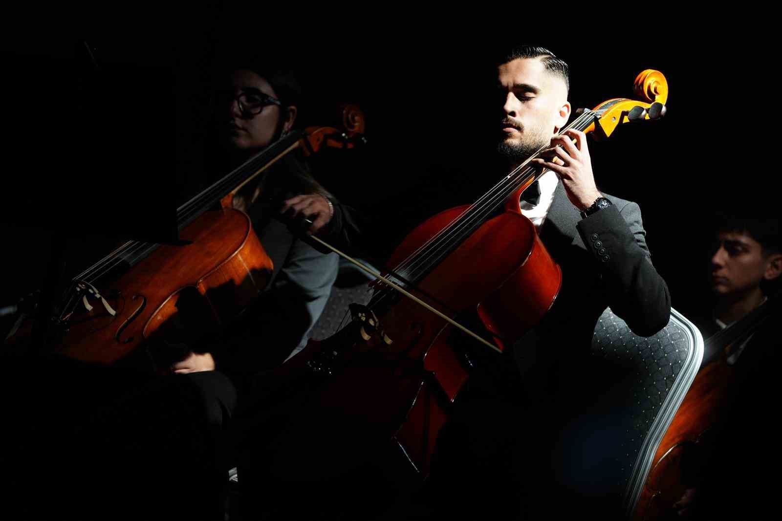 Manisa’da Gençlik Senfoni Orkestrası ilk konserinde büyüledi
