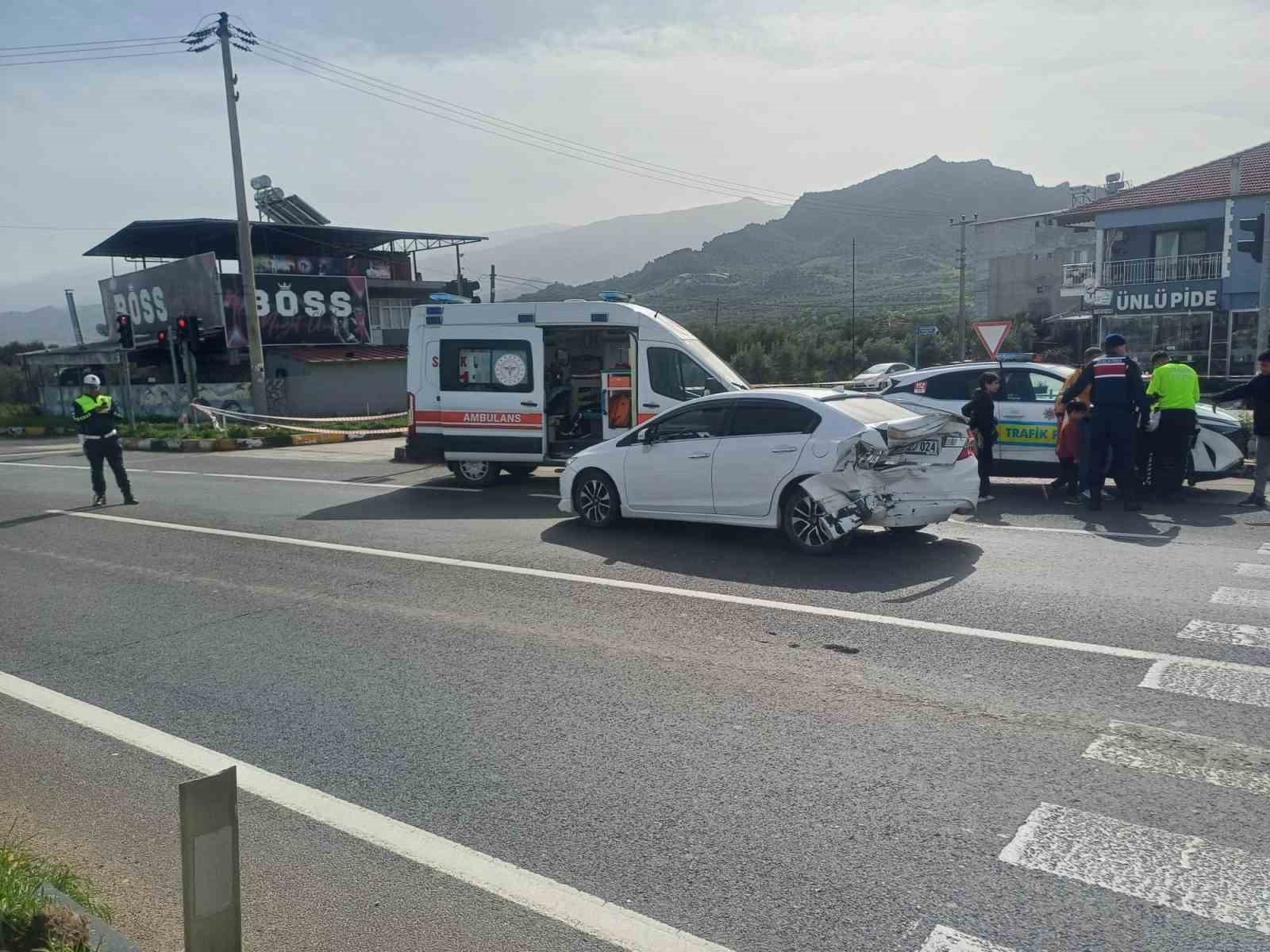 Manisa’da iki otomobil çarpıştı: 2’si çocuk 5 yaralı
