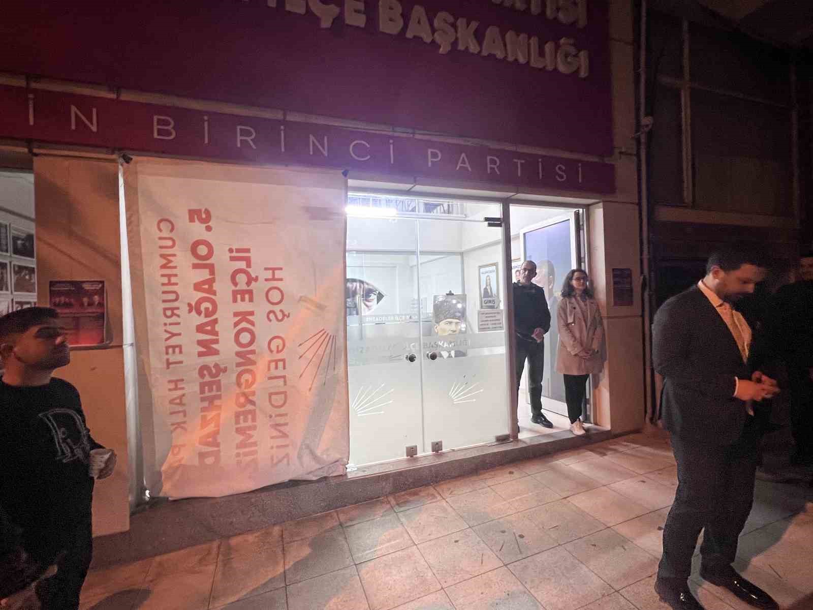 Manisa’da iş vaadi öfkesiyle CHP binasının camlarını kırdı
