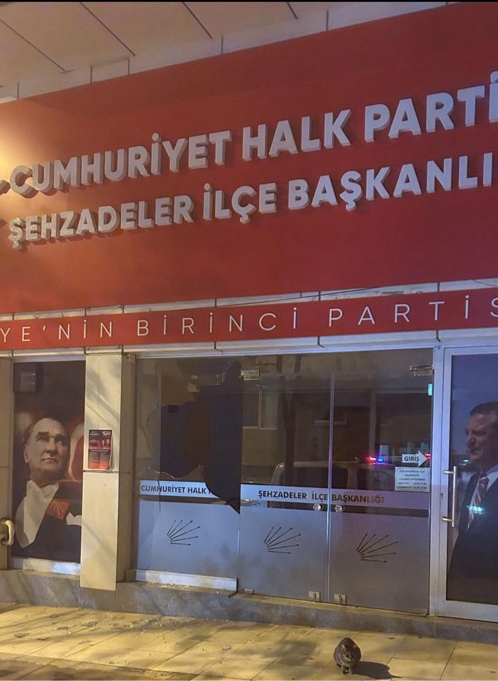 Manisa’da iş vaadi öfkesiyle CHP binasının camlarını kırdı
