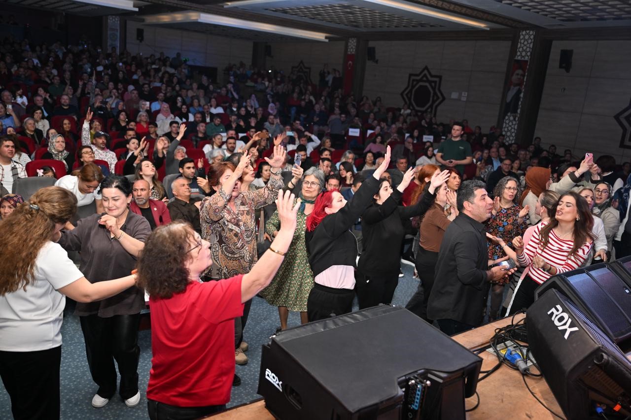 Manisa’da İsmail Altunsaray ile türkü dolu gece
