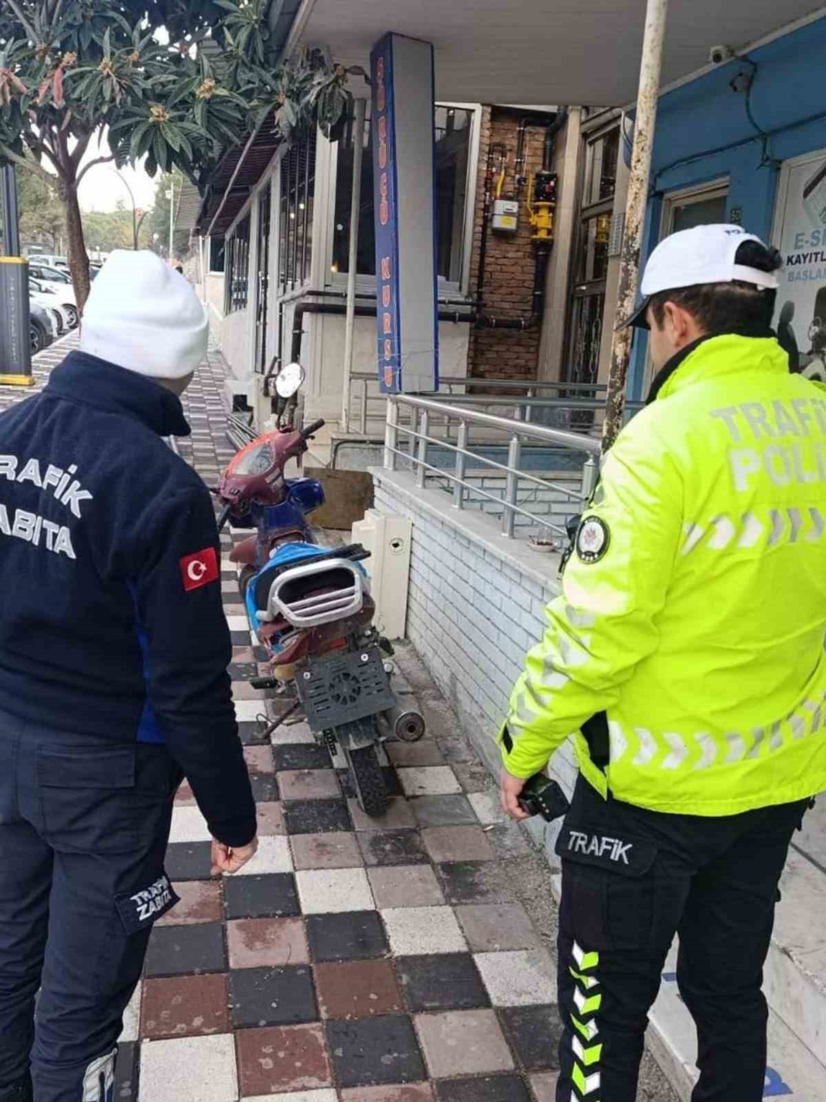 Manisa’da kaldırımı işgal eden motosikletlilere ceza yağdı
