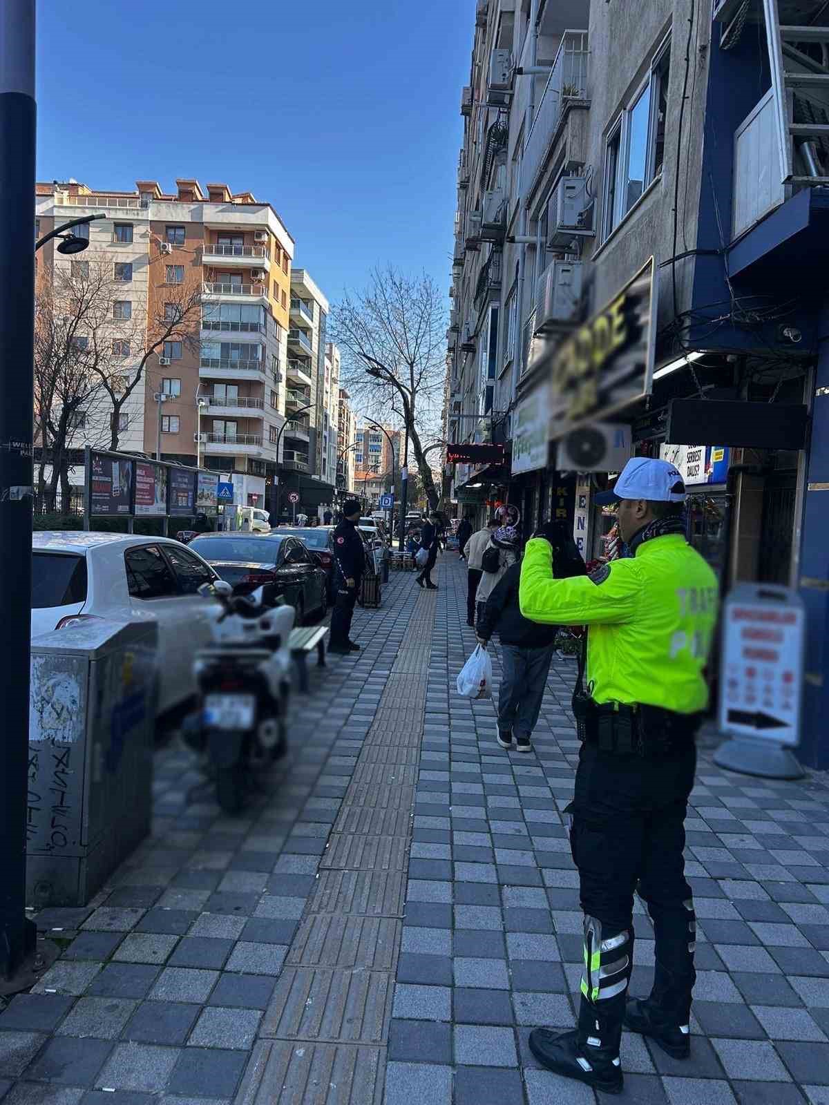 Manisa’da kaldırımı işgal eden motosikletlilere ceza yağdı
