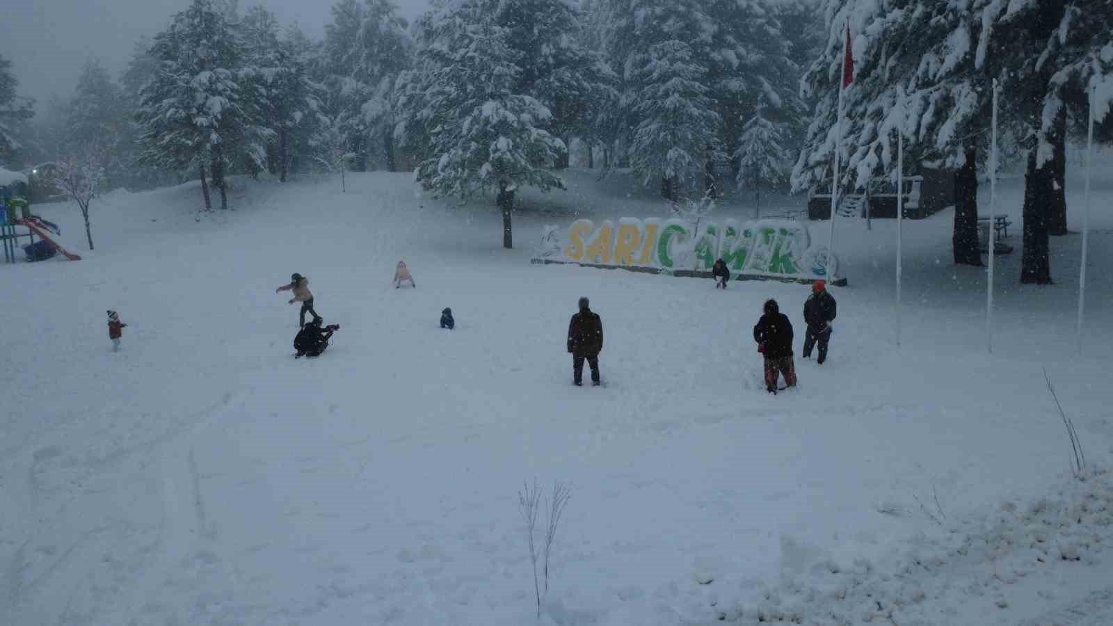 Manisa’da kar coşkusu: Yaylalar ziyaretçilerle doldu
Manisa’da kar coşkusu: Yaylalar ziyaretçilerle doldu
