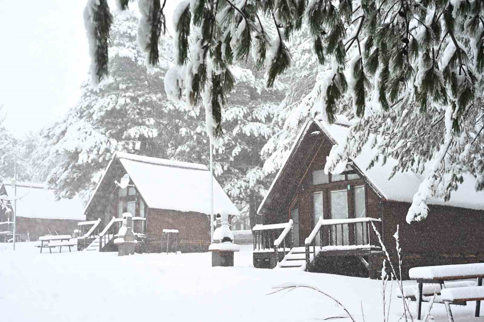 Manisa’da kar coşkusu: Yaylalar ziyaretçilerle doldu
Manisa’da kar coşkusu: Yaylalar ziyaretçilerle doldu