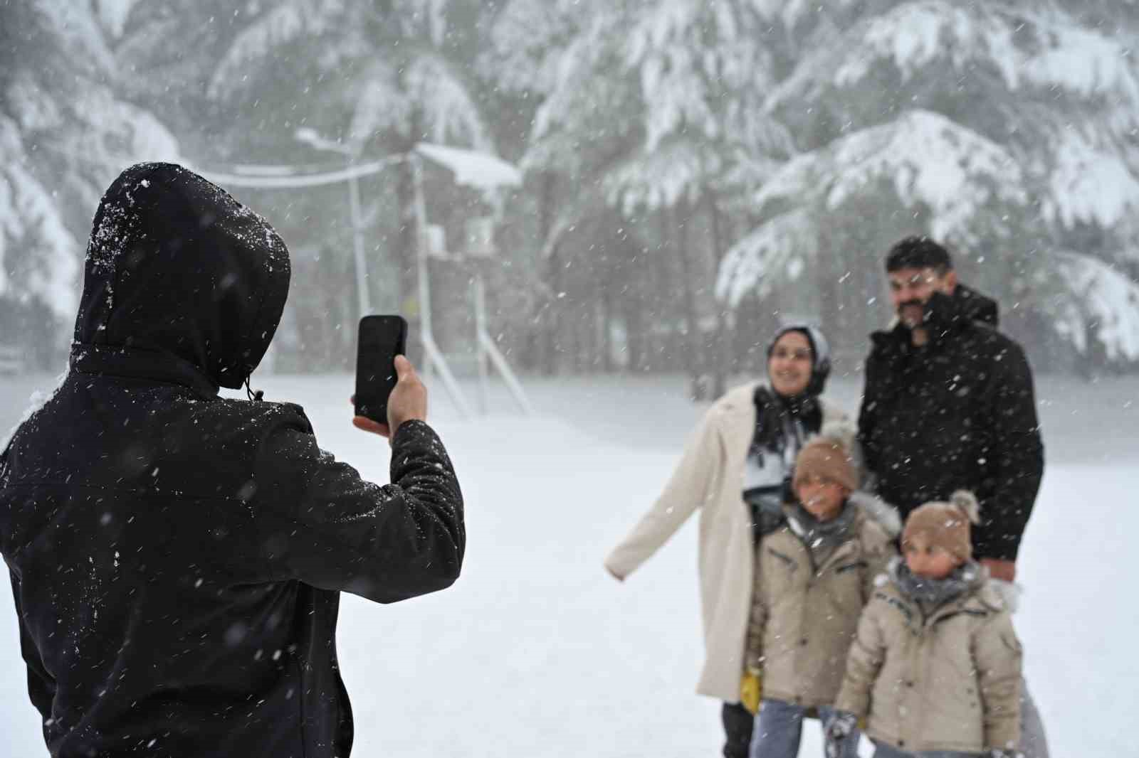 Manisa’da kar coşkusu: Yaylalar ziyaretçilerle doldu
Manisa’da kar coşkusu: Yaylalar ziyaretçilerle doldu