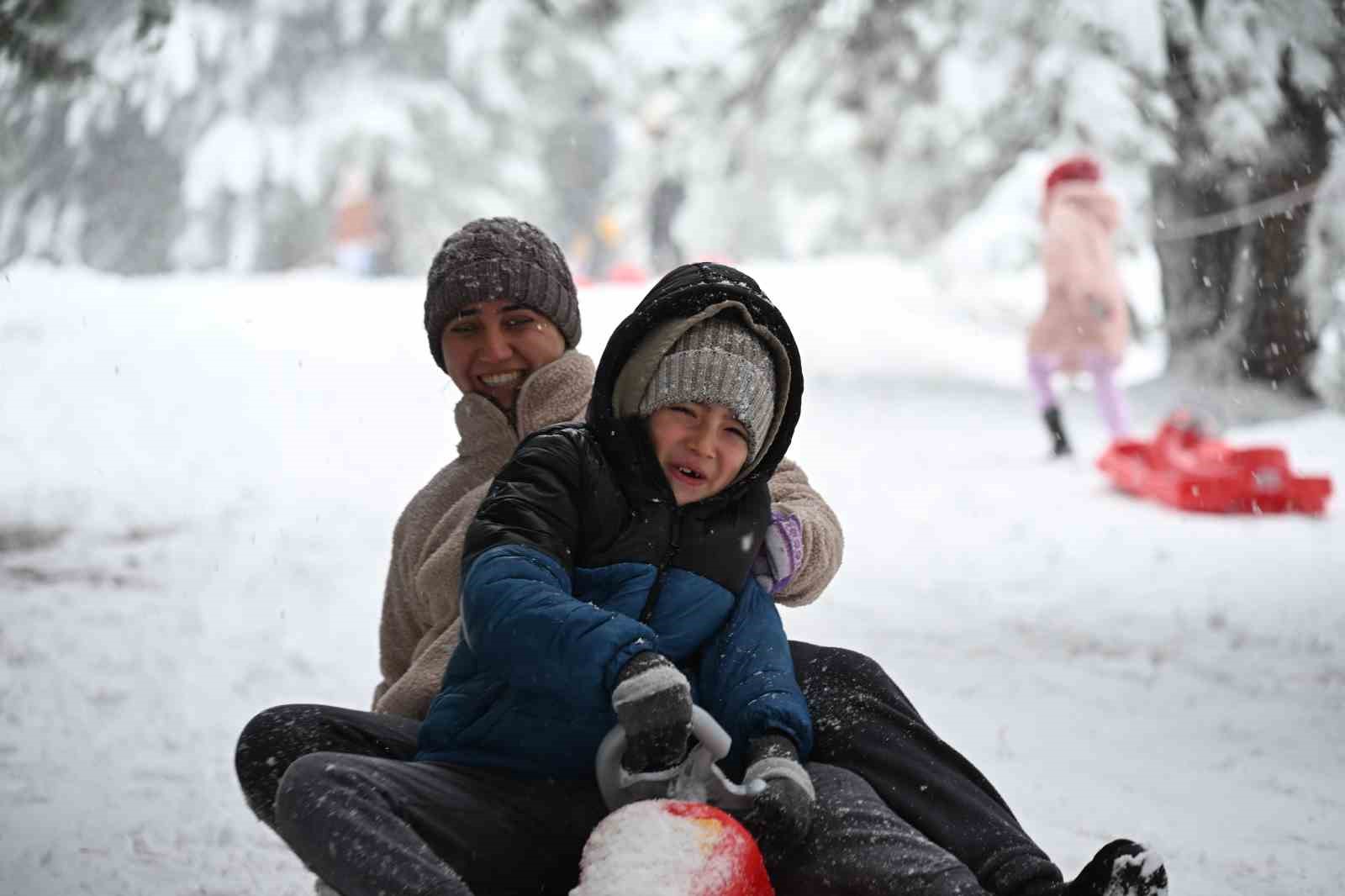 Manisa’da kar coşkusu: Yaylalar ziyaretçilerle doldu
Manisa’da kar coşkusu: Yaylalar ziyaretçilerle doldu