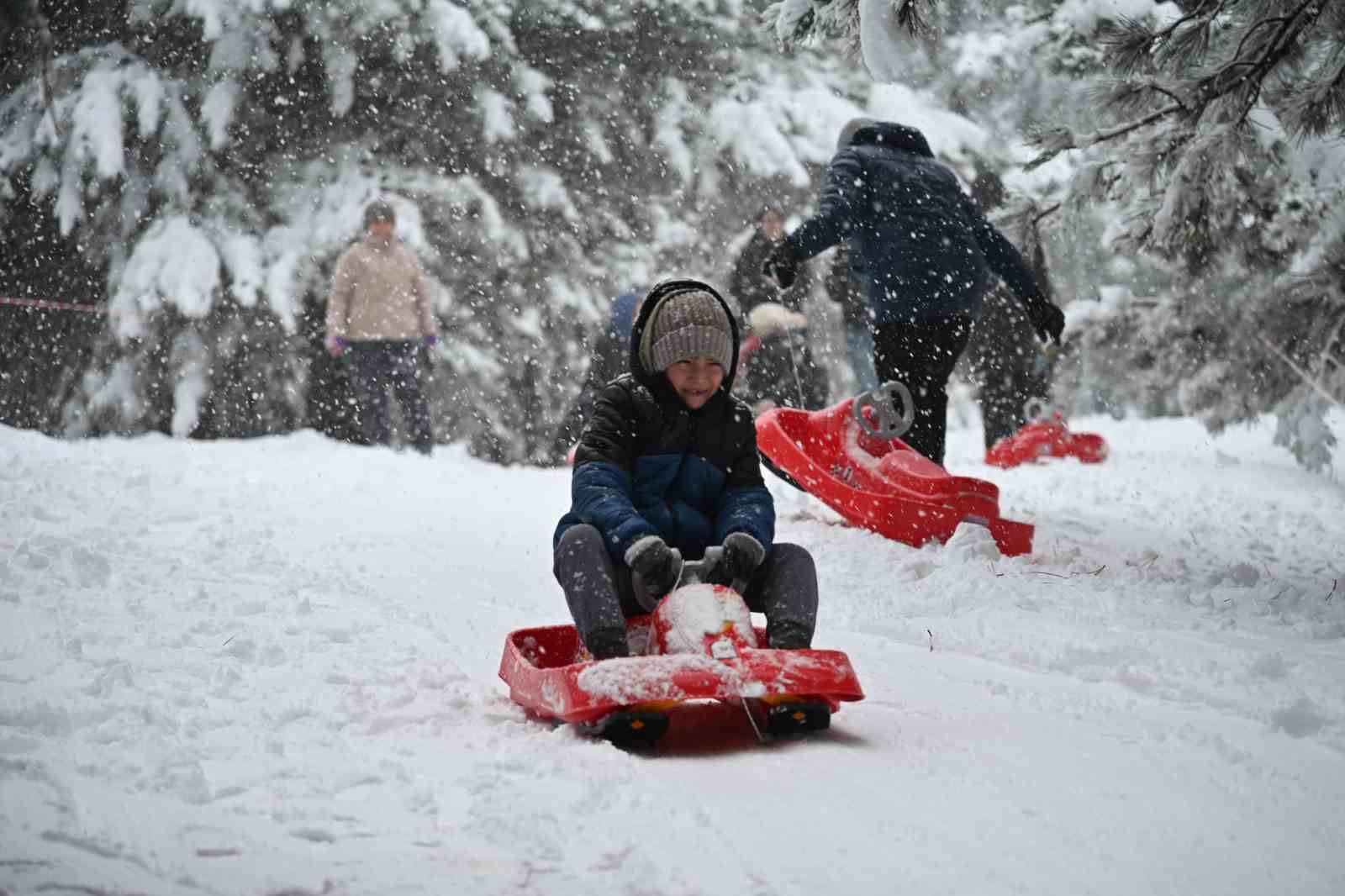 Manisa’da kar coşkusu: Yaylalar ziyaretçilerle doldu
Manisa’da kar coşkusu: Yaylalar ziyaretçilerle doldu