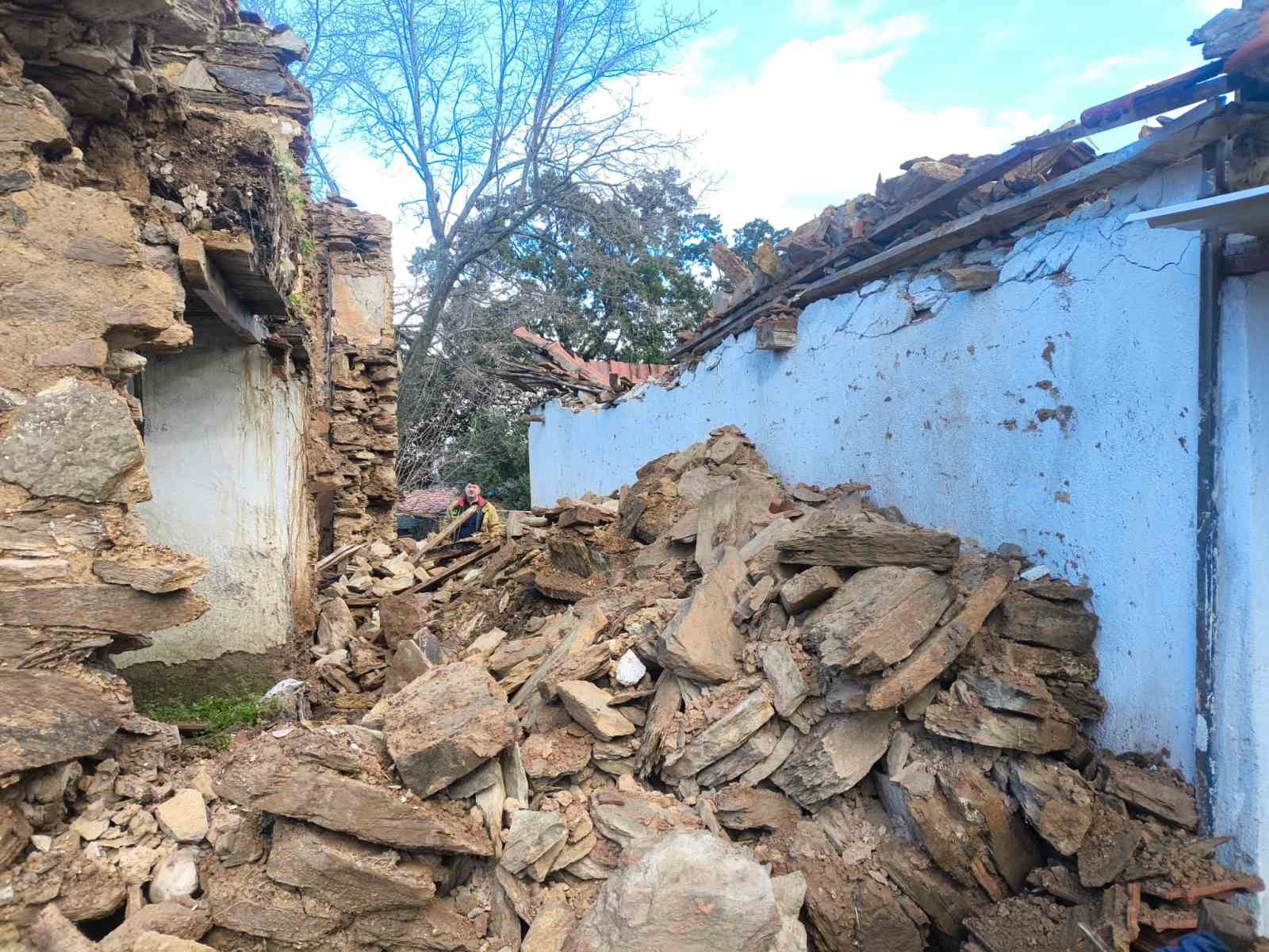 Manisa’da kerpiç ev çöktü: 1 yaralı
