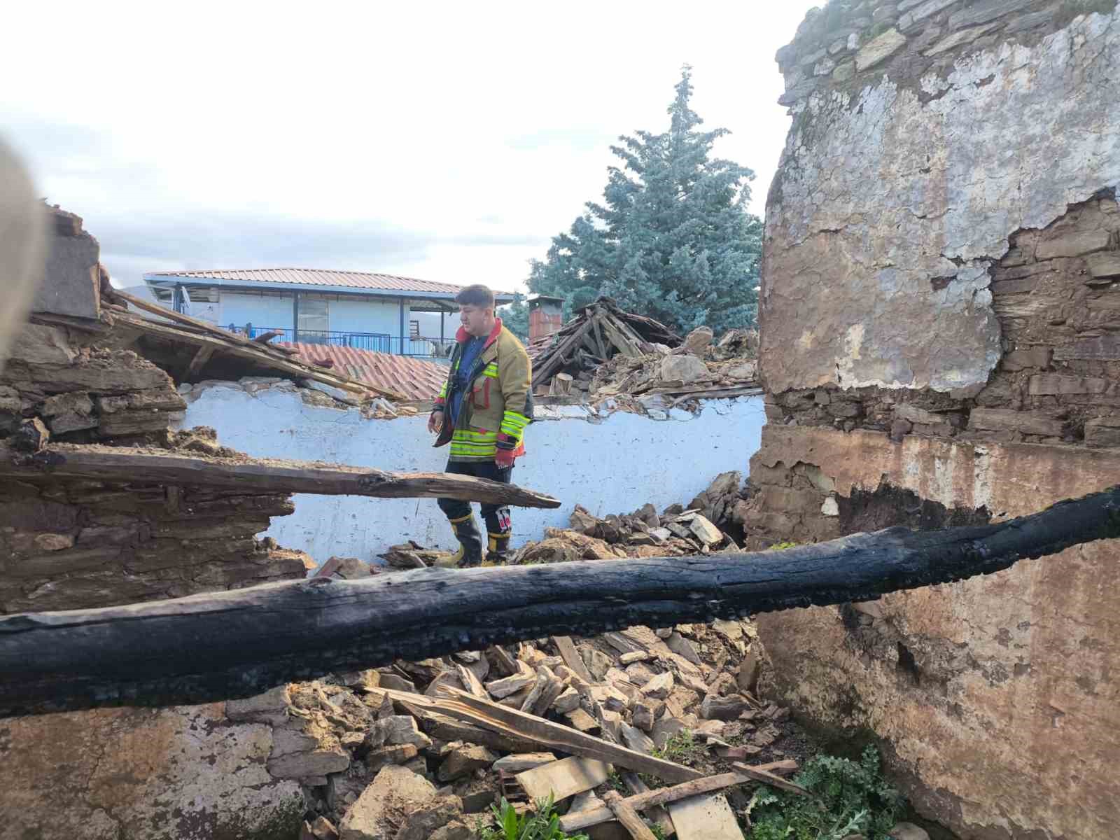 Manisa’da kerpiç ev çöktü: 1 yaralı
