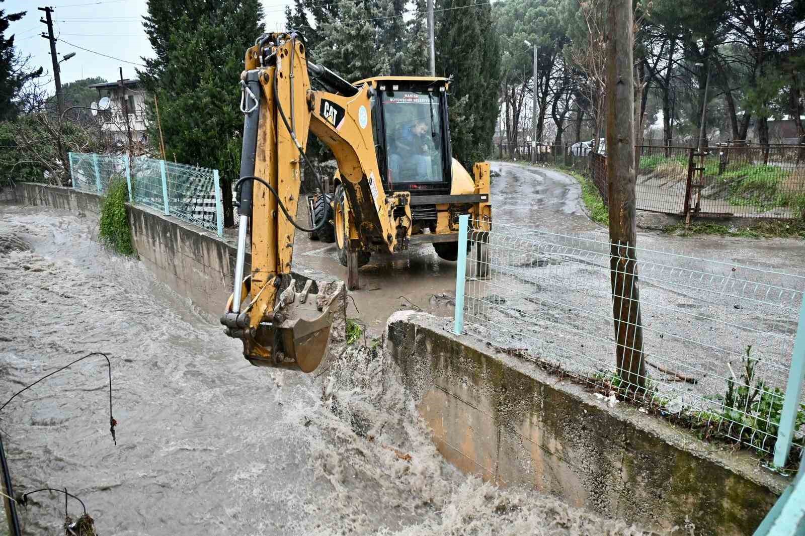 Manisa’da muhtemel taşkınlara karşı ekipler seferber oldu
