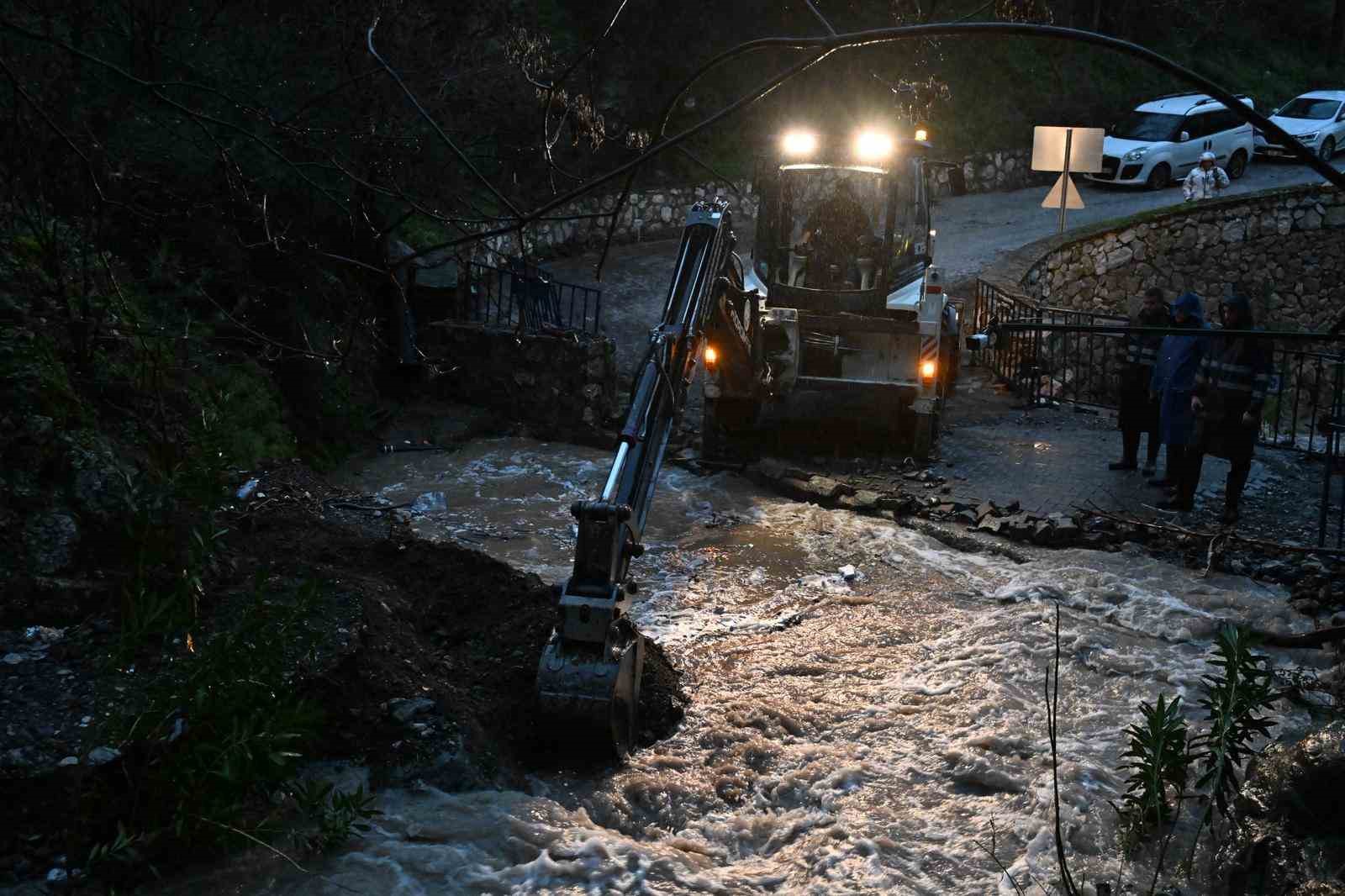 Manisa’da muhtemel taşkınlara karşı ekipler seferber oldu
