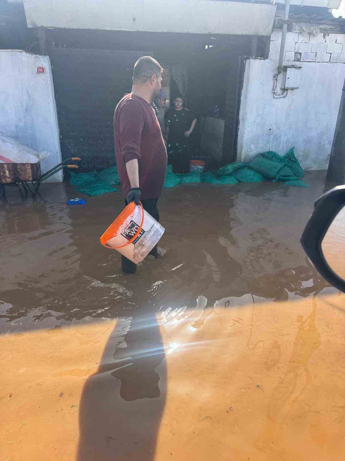 Manisa’da nehir taştı, mahsur kalan vatandaşlar traktörlerle kurtarıldı
