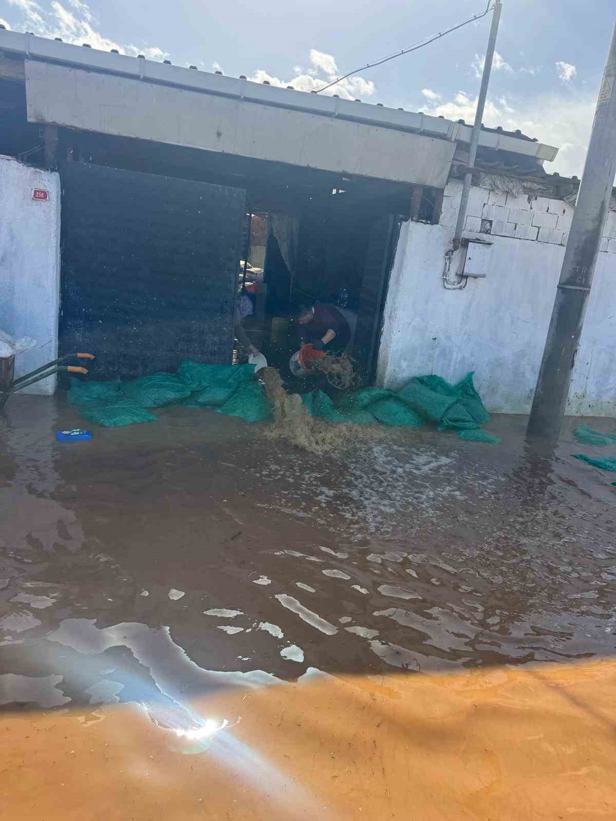 Manisa’da nehir taştı, mahsur kalan vatandaşlar traktörlerle kurtarıldı
