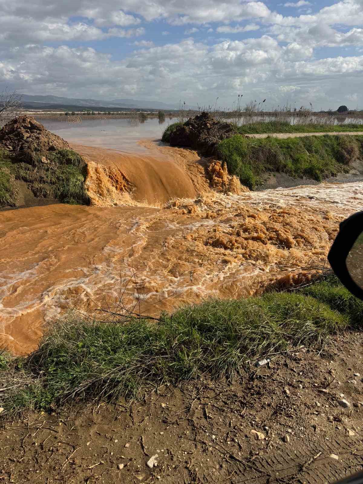 Manisa’da nehir taştı, mahsur kalan vatandaşlar traktörlerle kurtarıldı

