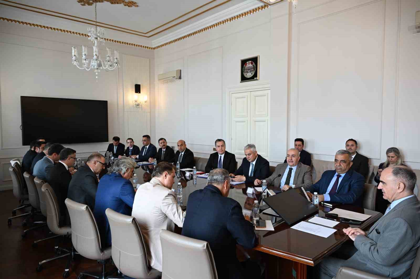 Manisa’da okul güvenliği masaya yatırıldı
Manisa’da okul güvenliği masaya yatırıldı