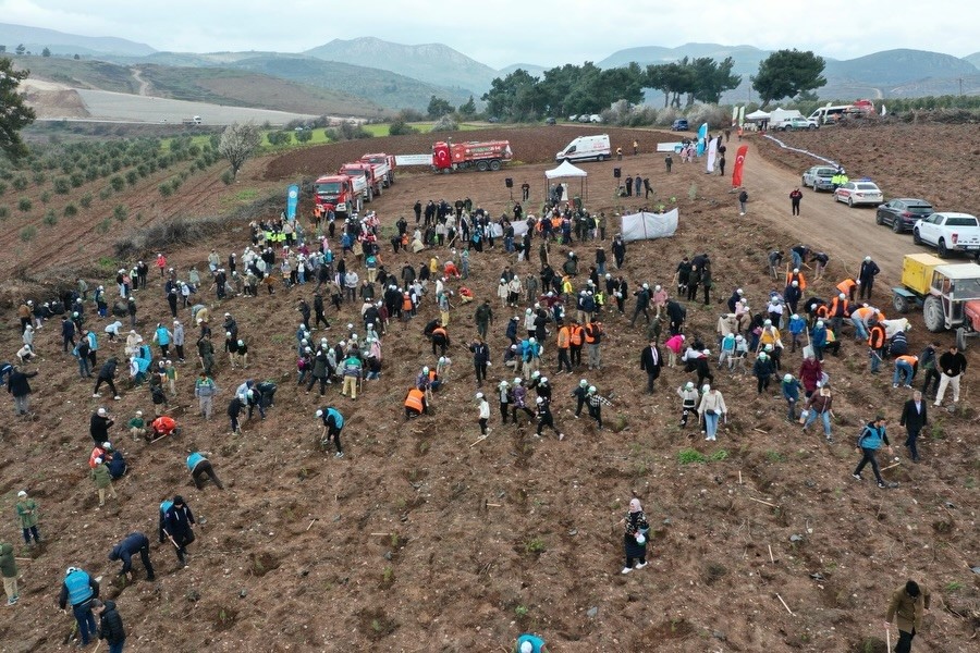 Manisa’da Orman Haftası’nda binlerce fidan toprakla buluştu
Manisa’da Orman Haftası’nda binlerce fidan toprakla buluştu