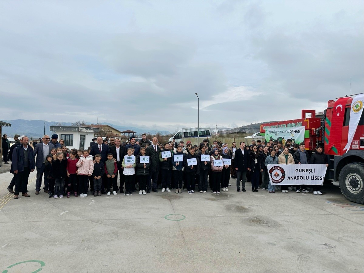 Manisa’da Orman Haftası’nda binlerce fidan toprakla buluştu
Manisa’da Orman Haftası’nda binlerce fidan toprakla buluştu