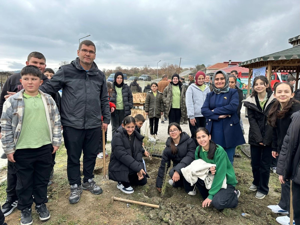 Manisa’da Orman Haftası’nda binlerce fidan toprakla buluştu
Manisa’da Orman Haftası’nda binlerce fidan toprakla buluştu