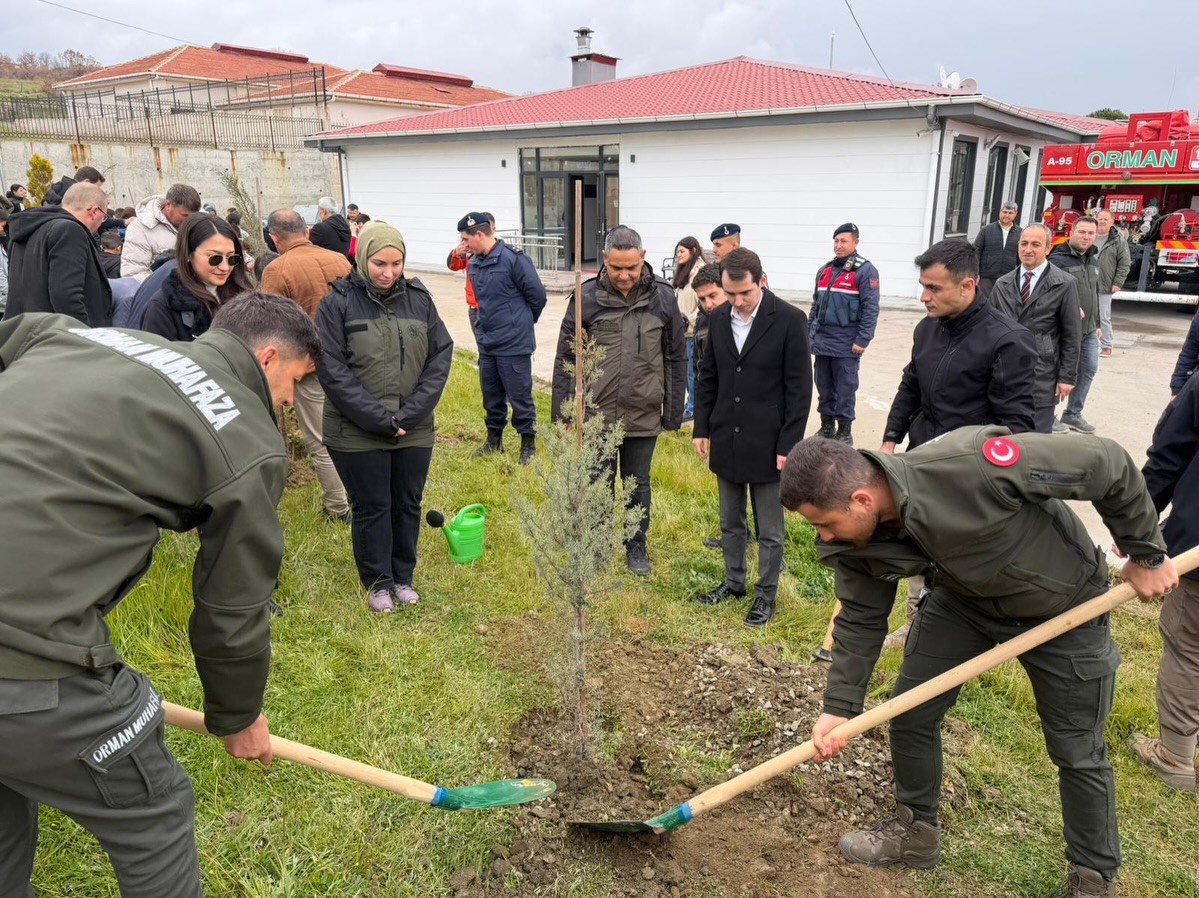 Manisa’da Orman Haftası’nda binlerce fidan toprakla buluştu
Manisa’da Orman Haftası’nda binlerce fidan toprakla buluştu