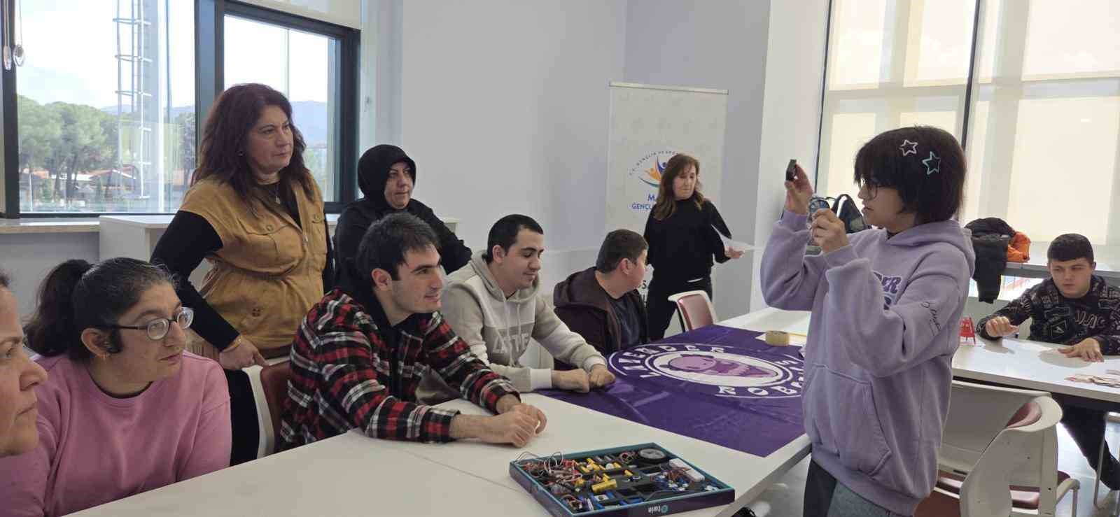 Manisa’da otizmli öğrenciler kendi robotlarını kodladı
