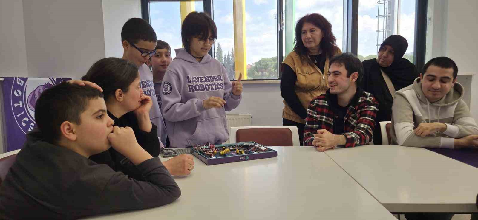 Manisa’da otizmli öğrenciler kendi robotlarını kodladı
