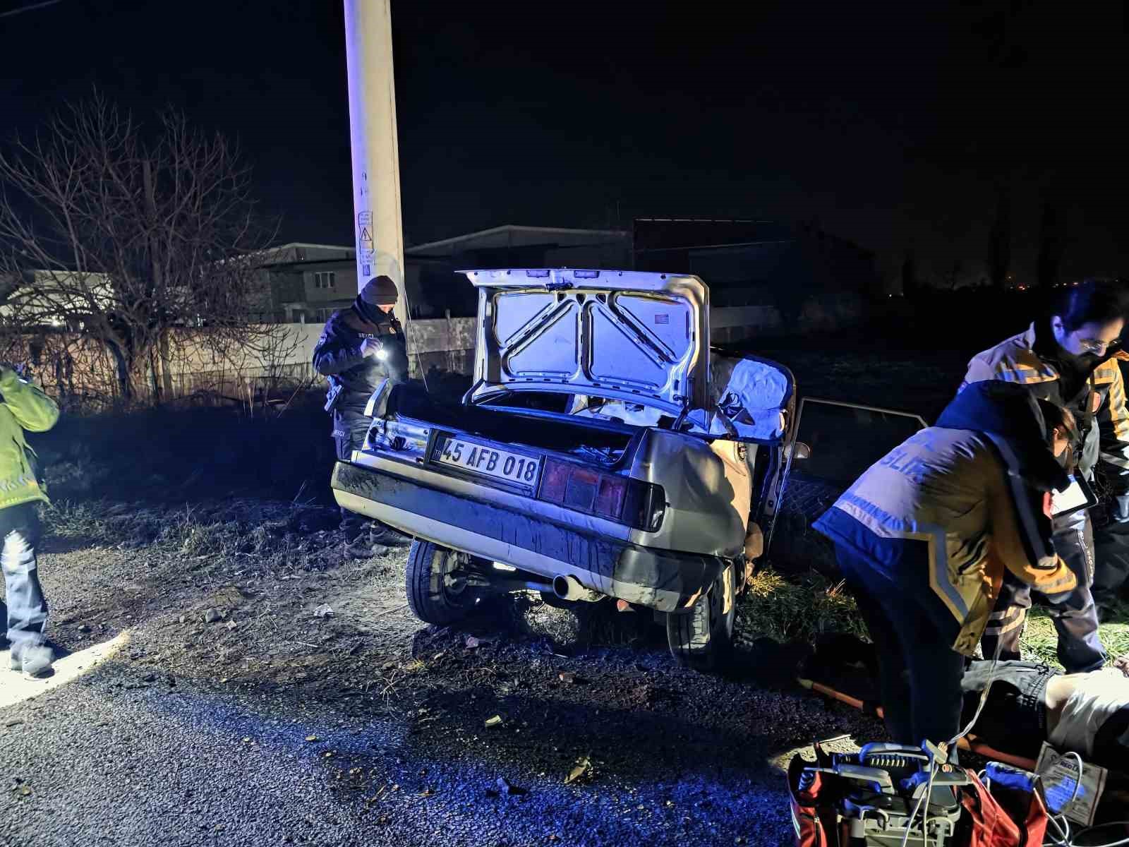 Manisa’da otomobil elektrik direğine çarptı: 1 ölü, 2 yaralı

