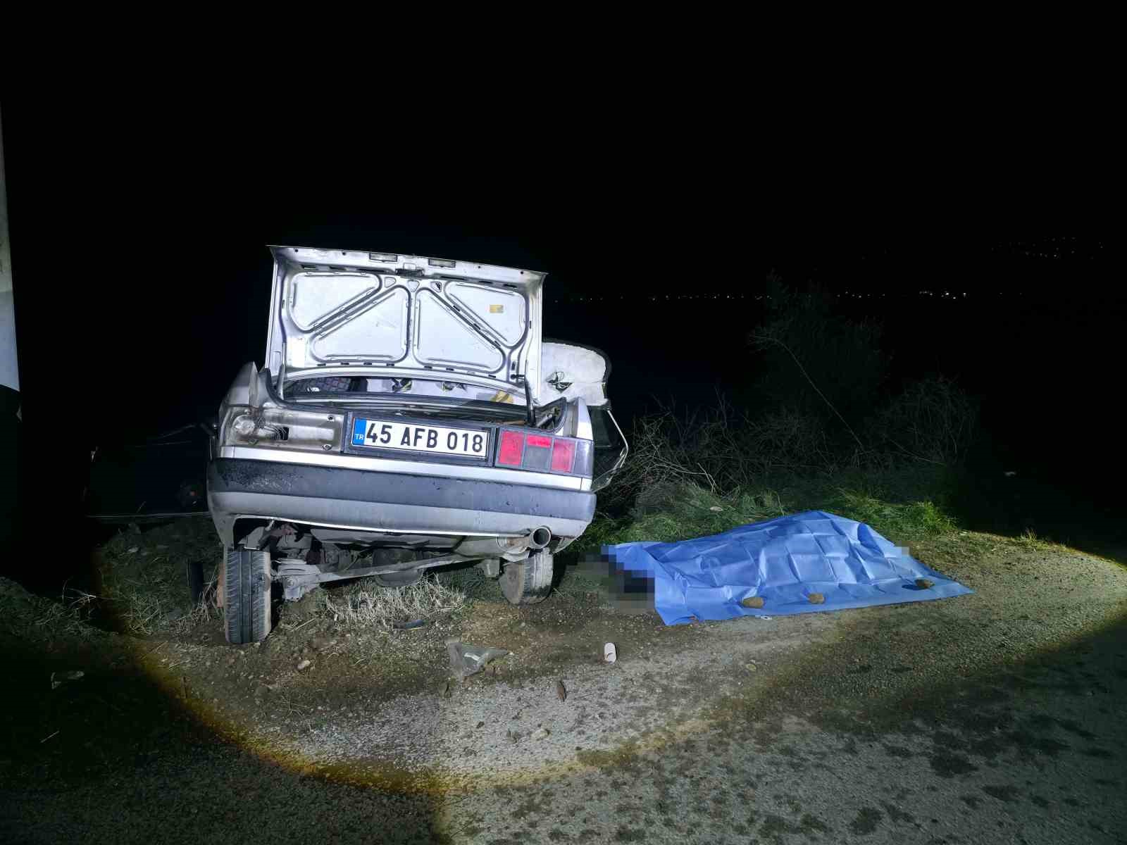 Manisa’da otomobil elektrik direğine çarptı: 1 ölü, 2 yaralı
