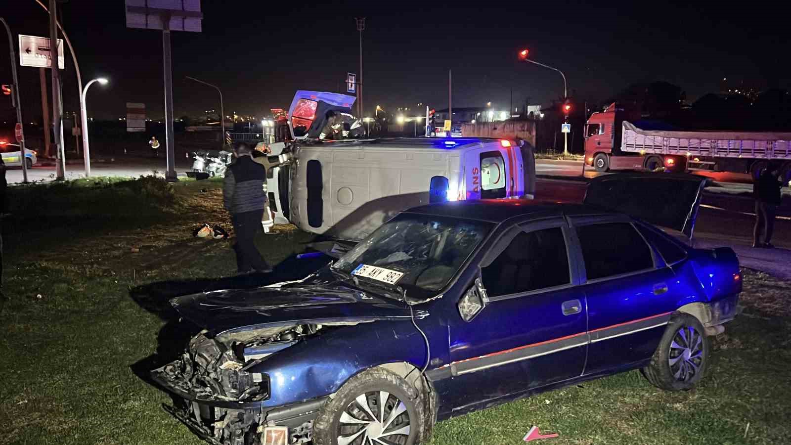 Manisa’da otomobil ile ambulans çarpıştı: 5 yaralı
