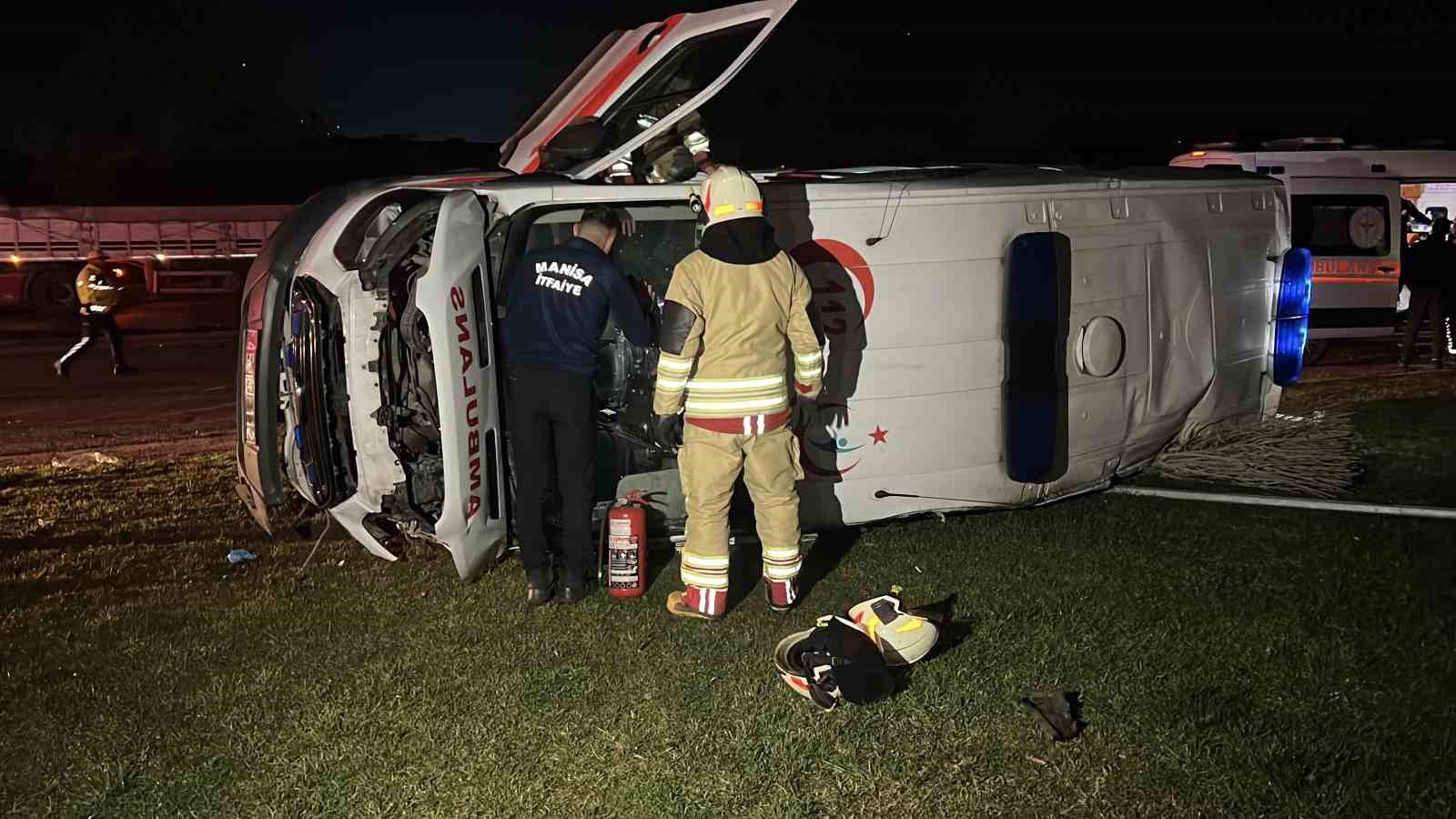 Manisa’da otomobil ile ambulans çarpıştı: 5 yaralı
