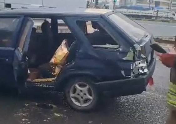 Manisa’da otomobil otobüs ile çarpıştı: 2 yaralı

