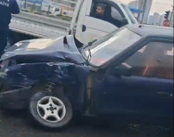 Manisa’da otomobil otobüs ile çarpıştı: 2 yaralı

