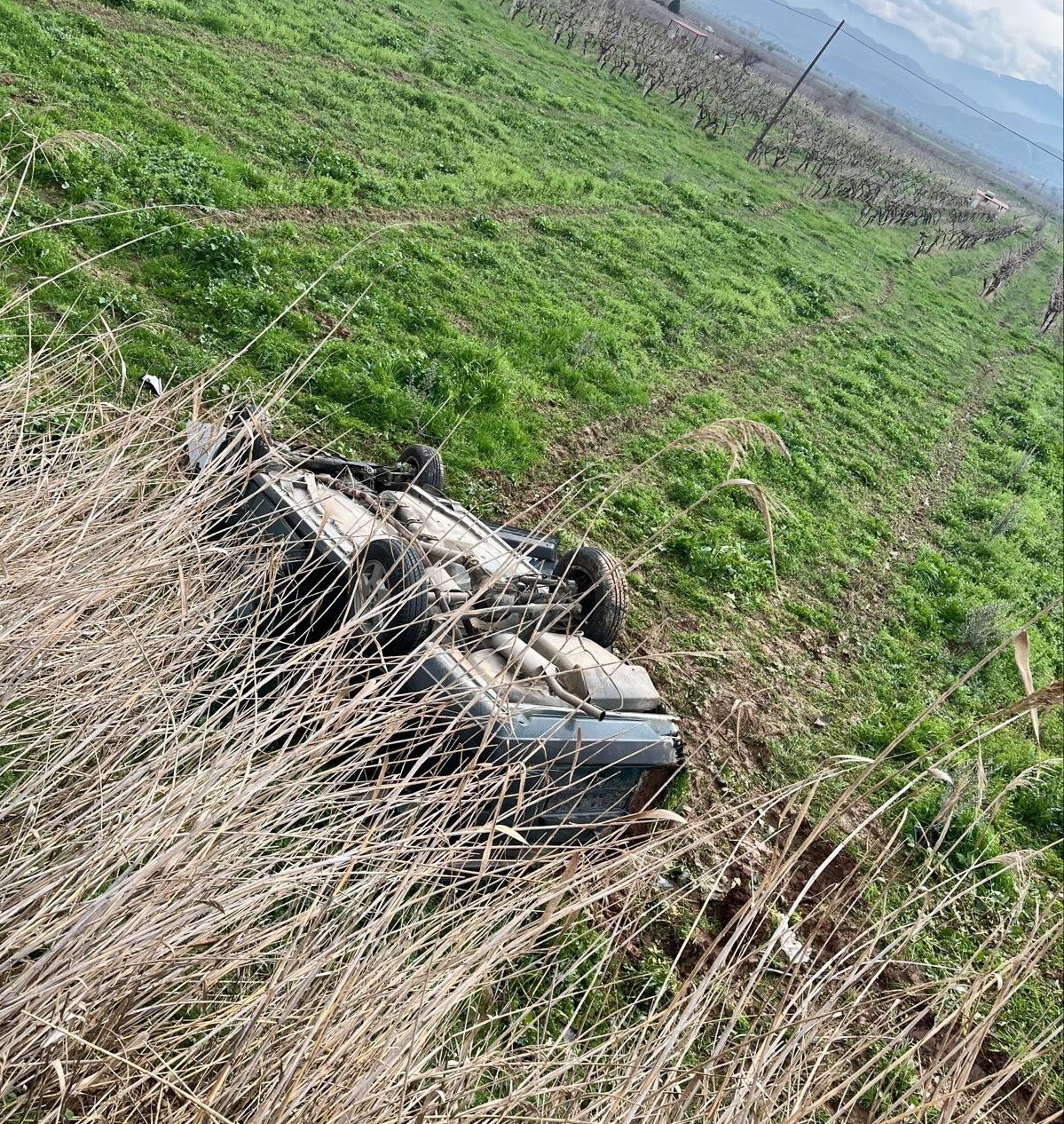 Manisa’da otomobil tarlaya uçtu: 2 yaralı
