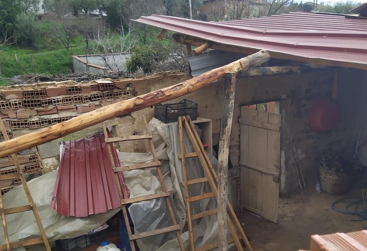 Manisa’da sağanak ve fırtına çatıları uçurdu
