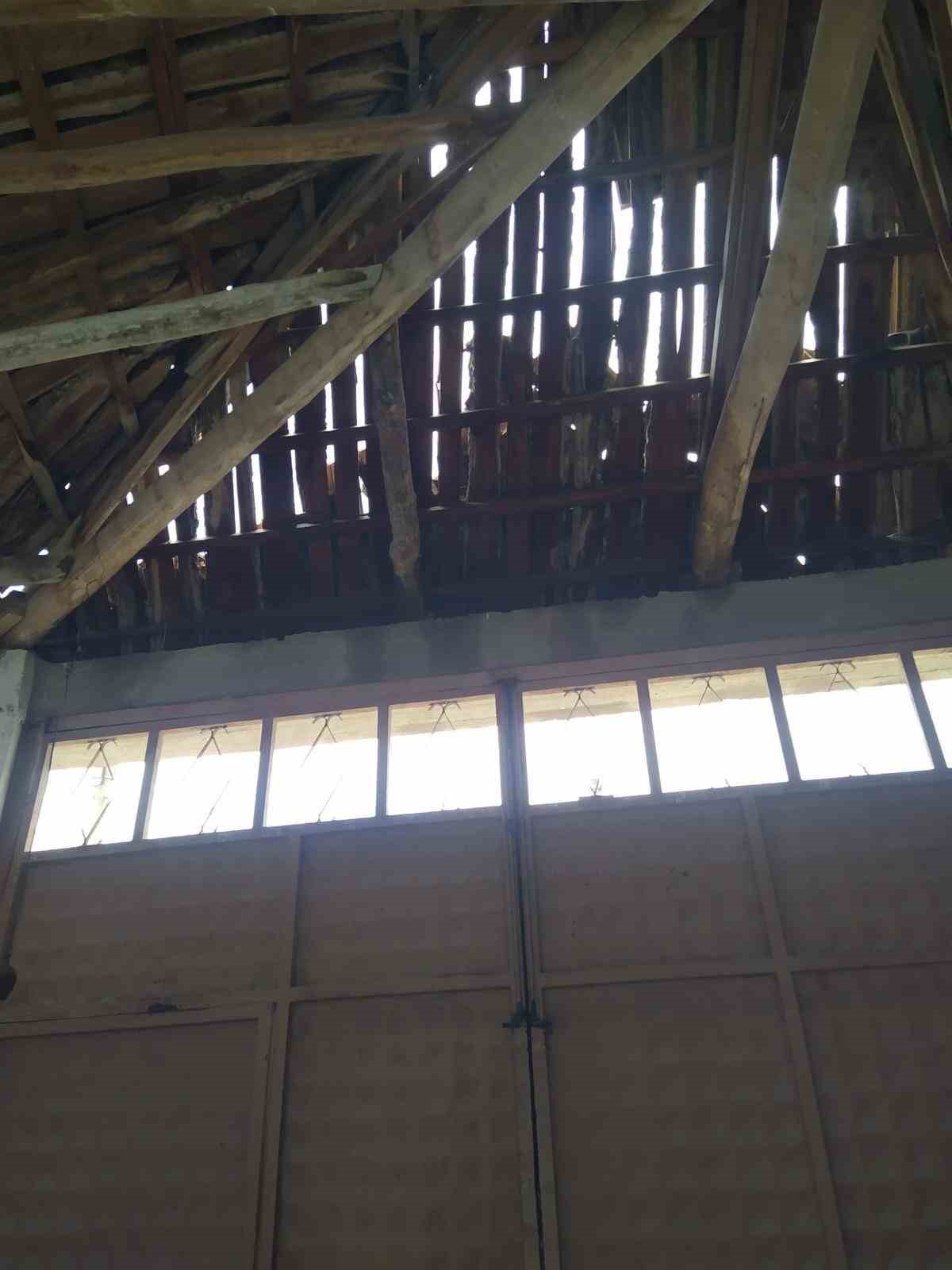 Manisa’da sağanak ve fırtına çatıları uçurdu
