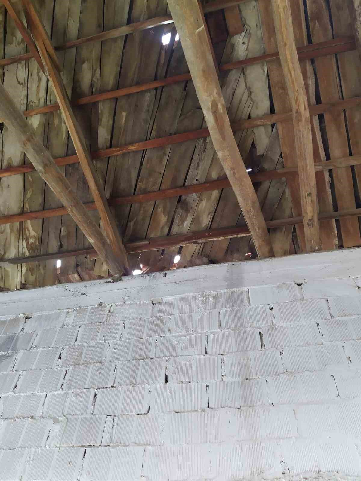 Manisa’da sağanak ve fırtına çatıları uçurdu
