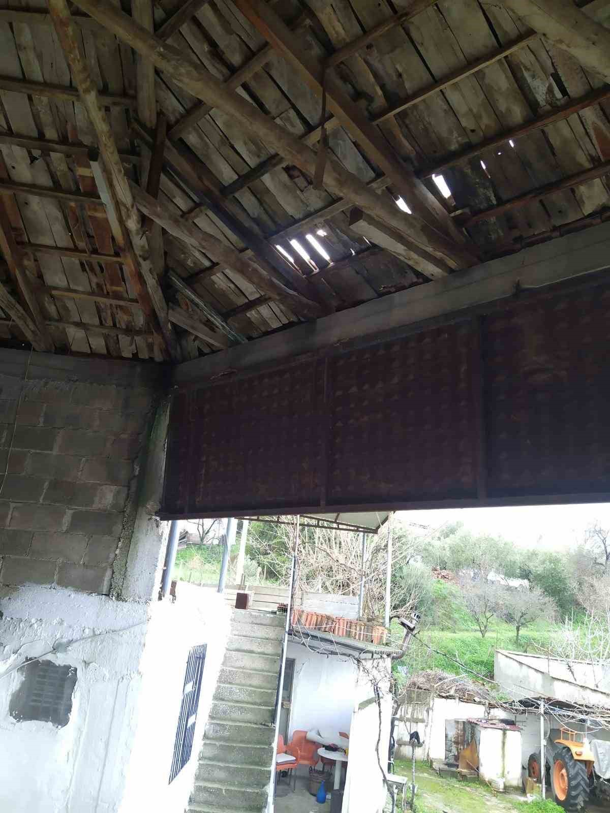 Manisa’da sağanak ve fırtına çatıları uçurdu
