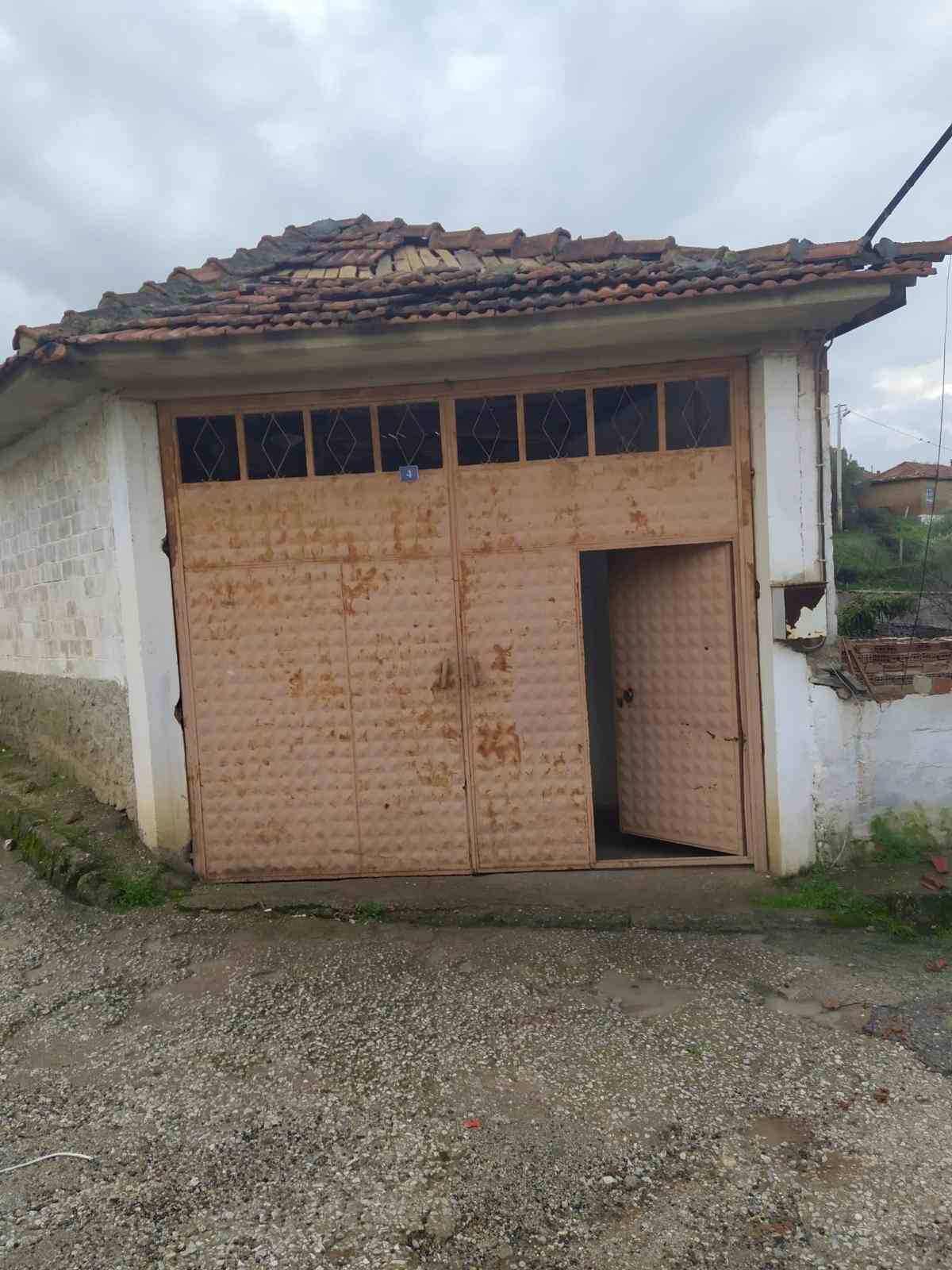 Manisa’da sağanak ve fırtına çatıları uçurdu
