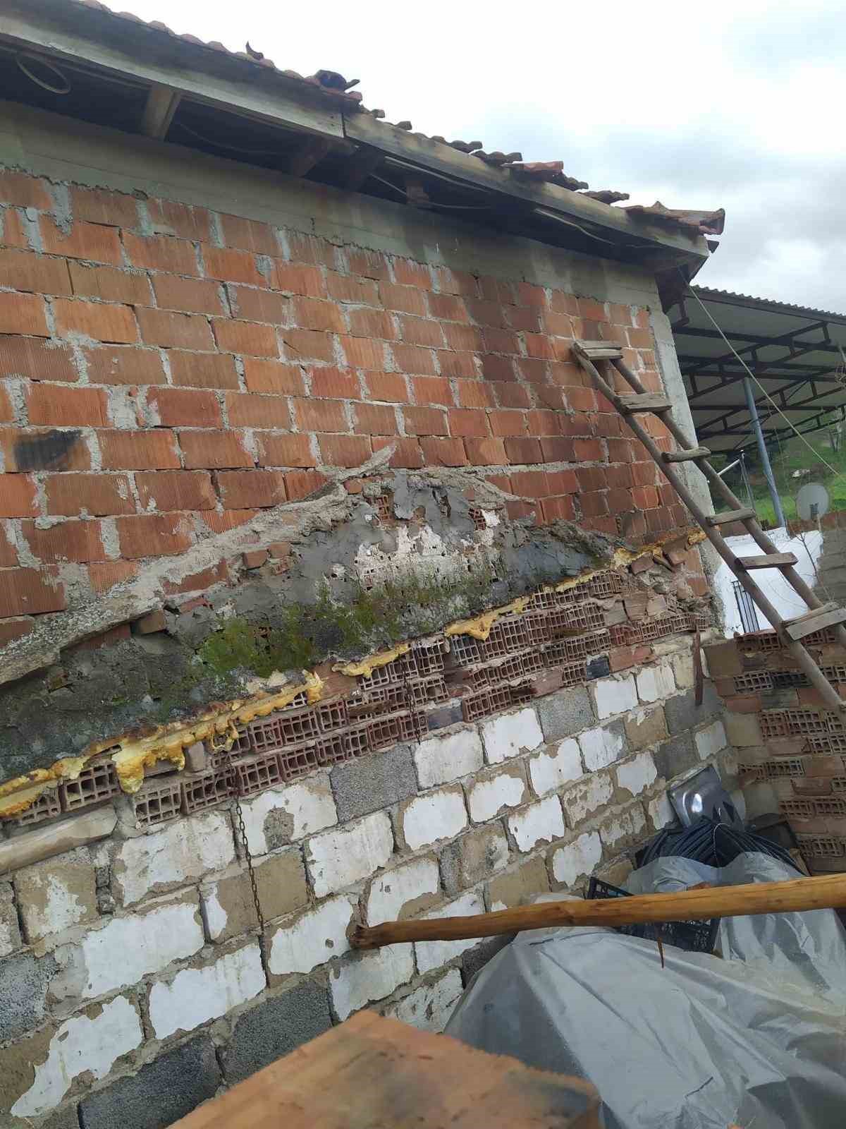 Manisa’da sağanak ve fırtına çatıları uçurdu
