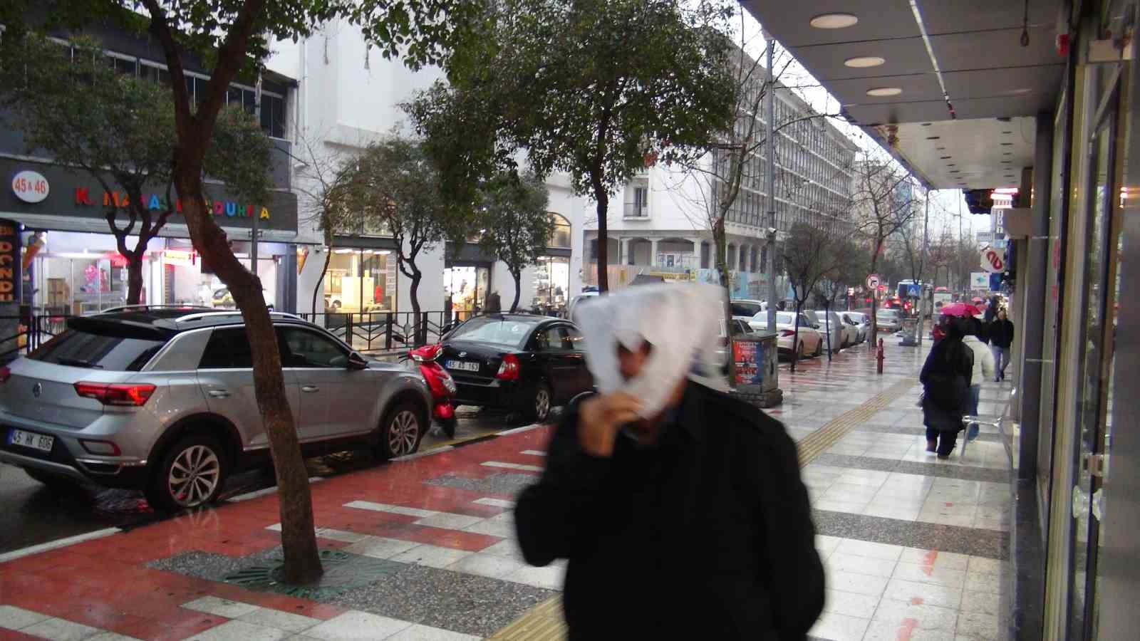 Manisa’da sağanak yağış etkili oluyor
