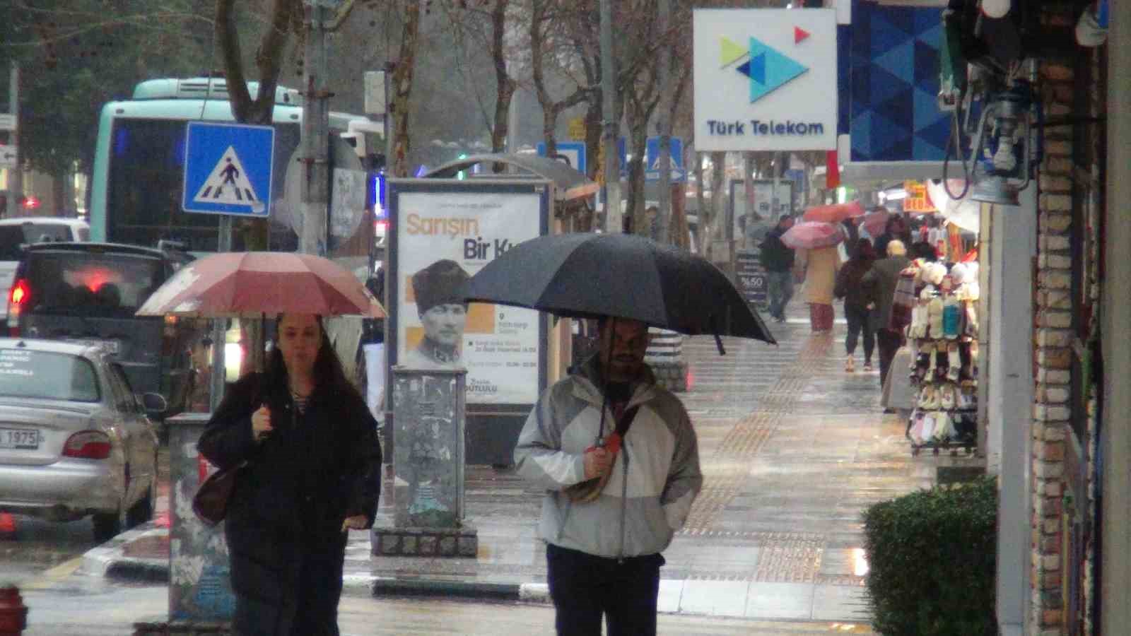 Manisa’da sağanak yağış etkili oluyor
