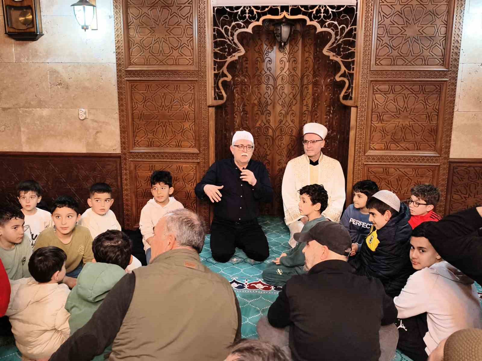 Manisa’da teravih sonrası çocuklara sürpriz
